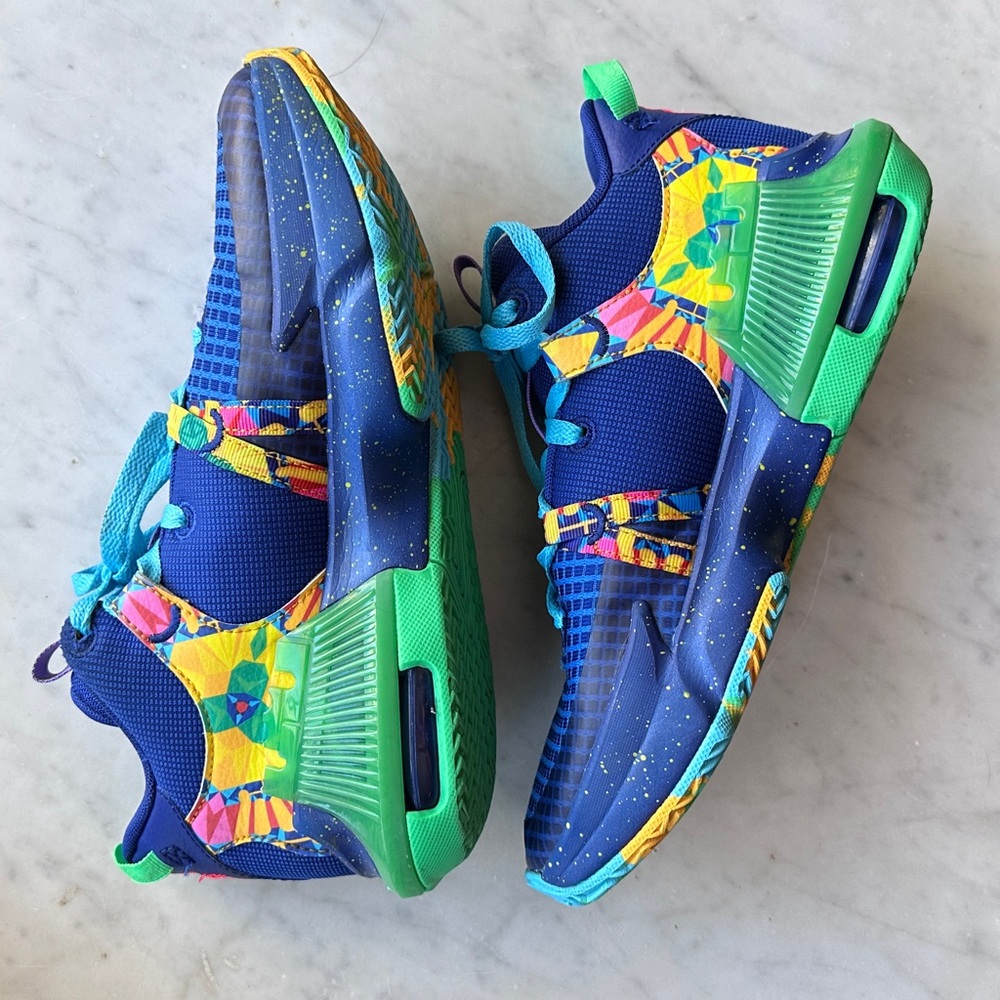 Nike LeBron Witness 7 GS Kaleidoscope Basketball Shoe Size 6Y